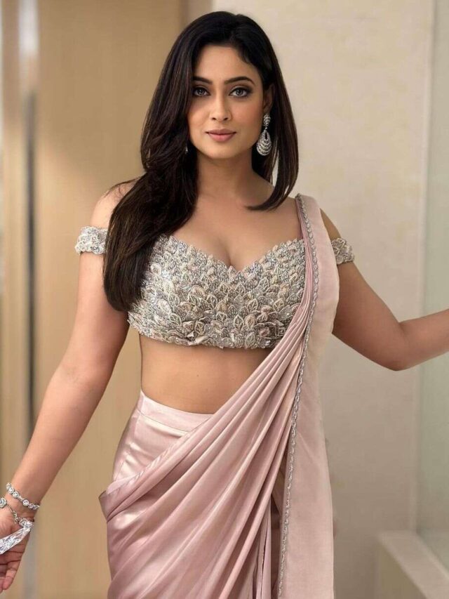 You will look 25 even at the age of 45, wear saree like Shweta Tiwari and follow saree style